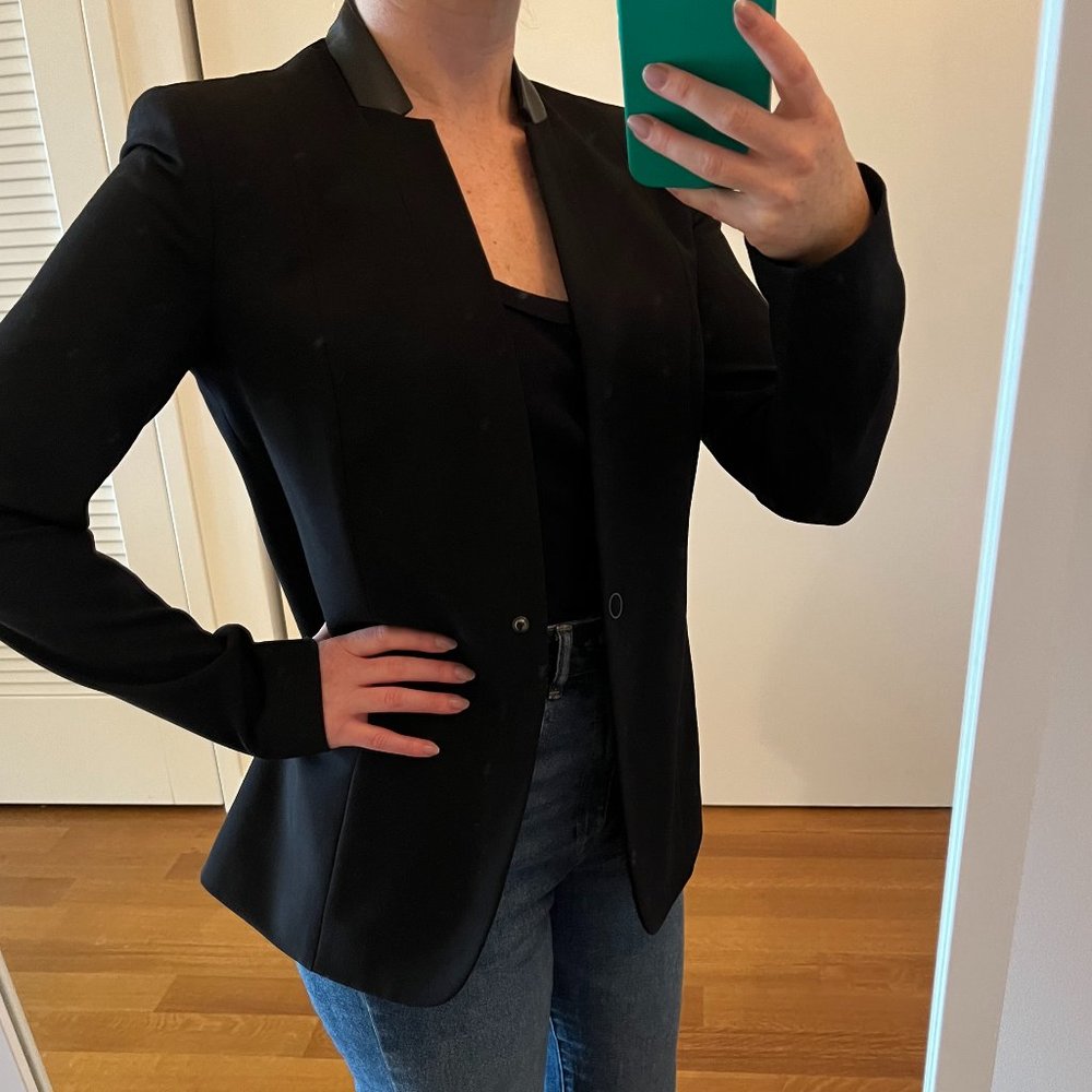 VERY CHIC NWT Tahari Blazer with leather trim collar